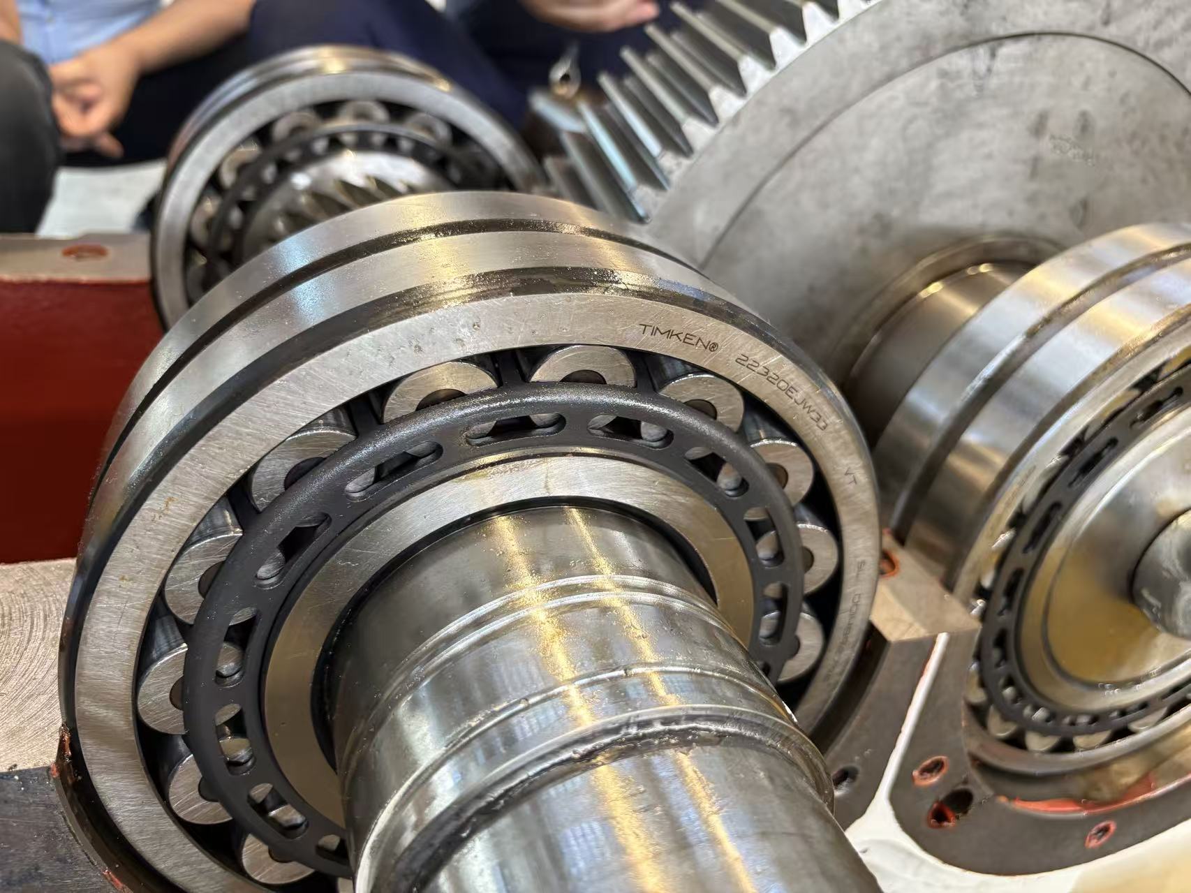 Heavy-duty bearing assembly for industrial equipment